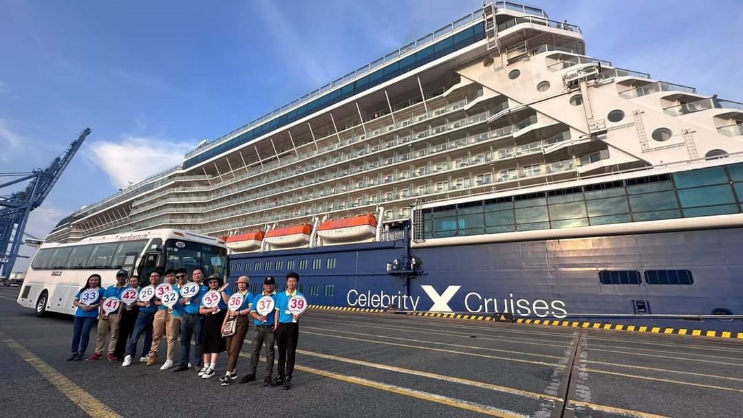 Cruise liner Celebrity Solstice brings foreign visitors to Vung Tau. (Photo: Hanoimoi.vn)