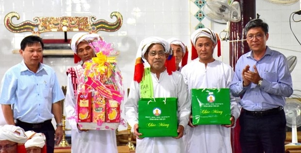 The holy palanquin is then carried in a very special way. It will move swiftly and flexibly, sometimes rotating, sometimes moving smoothly on the road, in an agile manner.