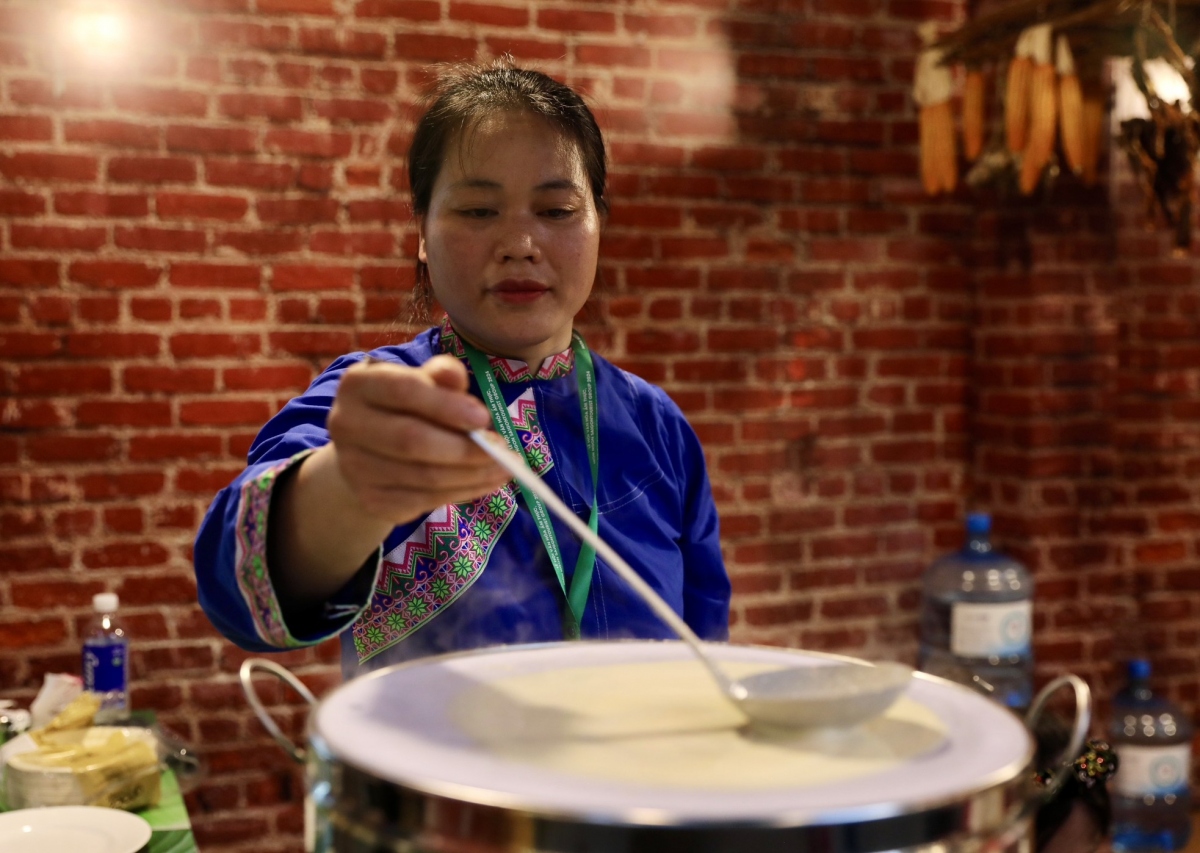 An artisan creates traditional cakes of the country’s southern region.