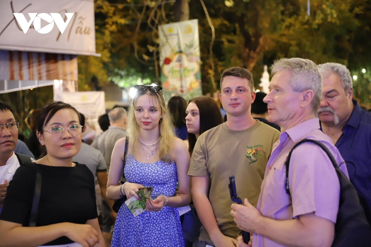 Foreign visitors are eager to learn about Vietnamese dishes at the event.