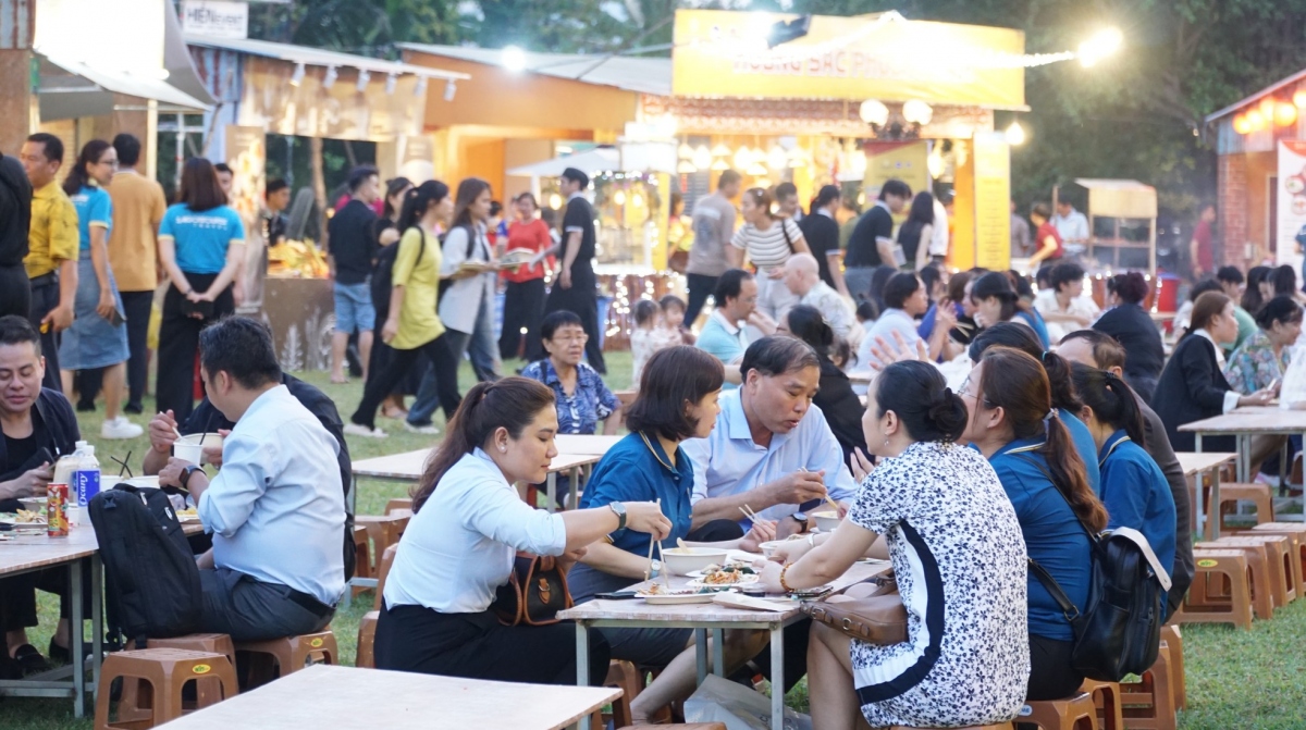 A corner is specifically designated for food lovers to sample various dishes from the nation’s three regions.