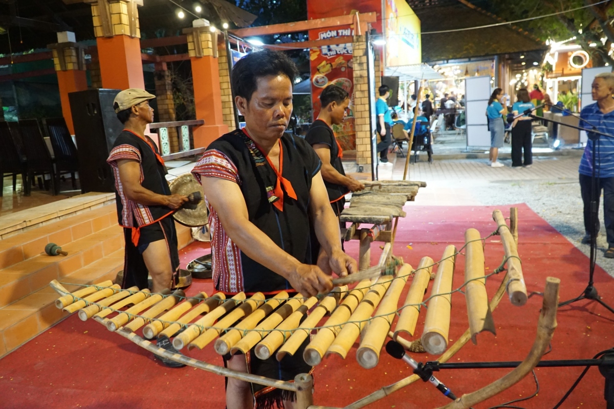 Artists from the Central Highlands region introduce traditional musical instruments to visitors. 