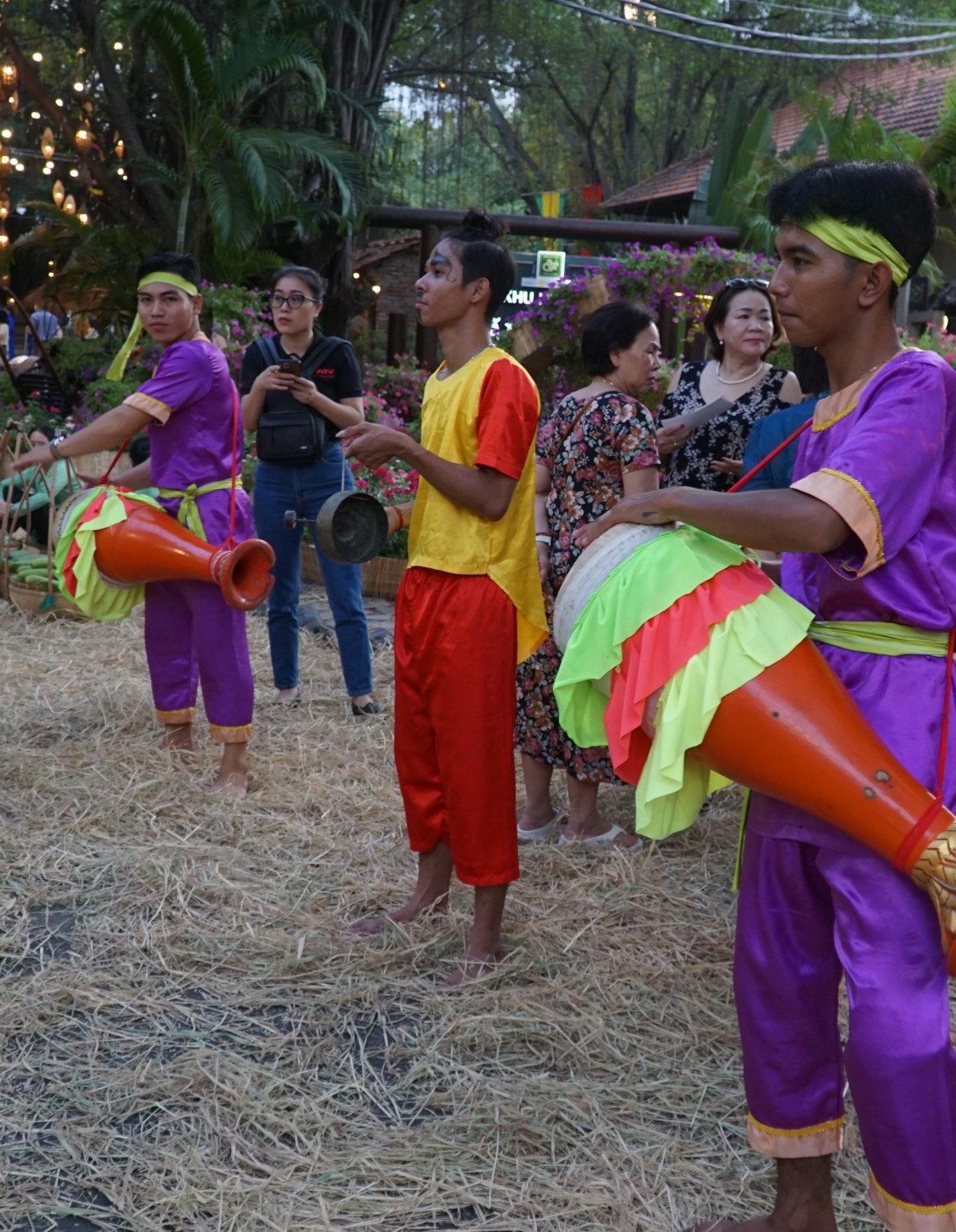 A drum beating performance put on by the Cham ethnic people of Tay Ninh province excites crowds.