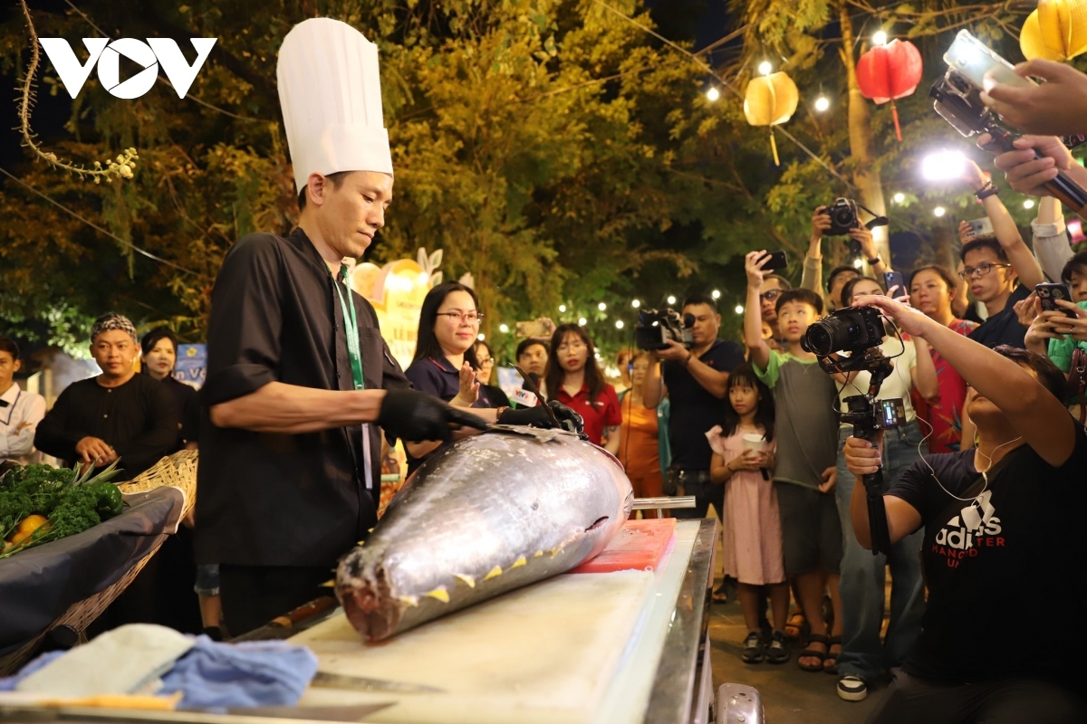 The festival presents a national food map made from 400 typical dishes originating from the northern, central, and southern regions.