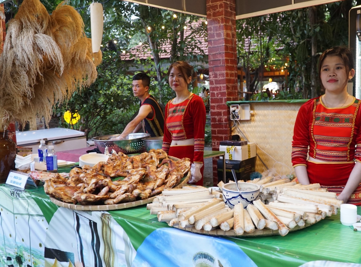 Representatives of the Central Highlands region also introduce local specialties at the event.