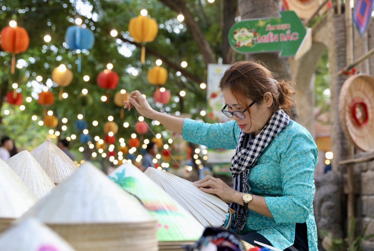 It arranges spaces for artisans of traditional craft villages to make vermicelli, traditional cakes, bamboo wickerwork, hats, sedge mats, and pottery.