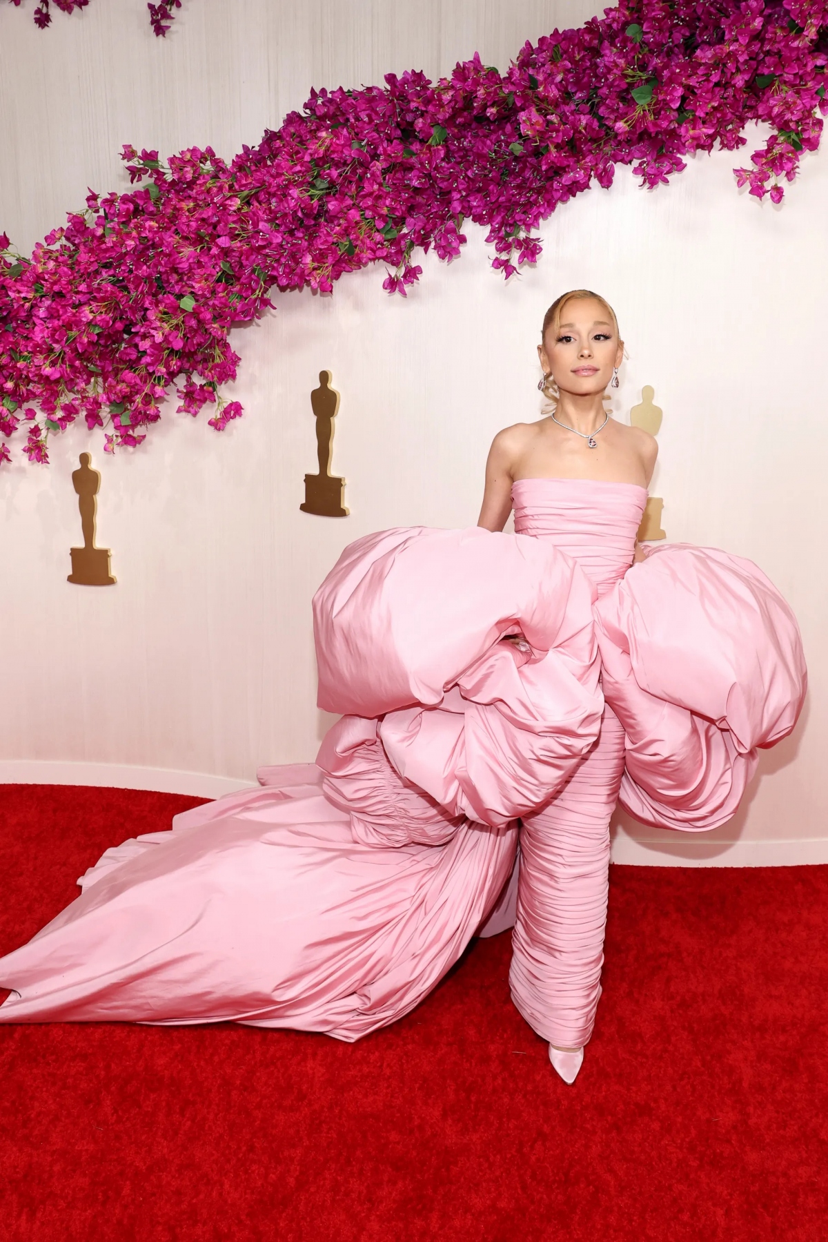 Ariana Grande nổi bật với đầm hồng của Giambattista Valli kết hợp cùng trang sức Tiffany &amp; Co.