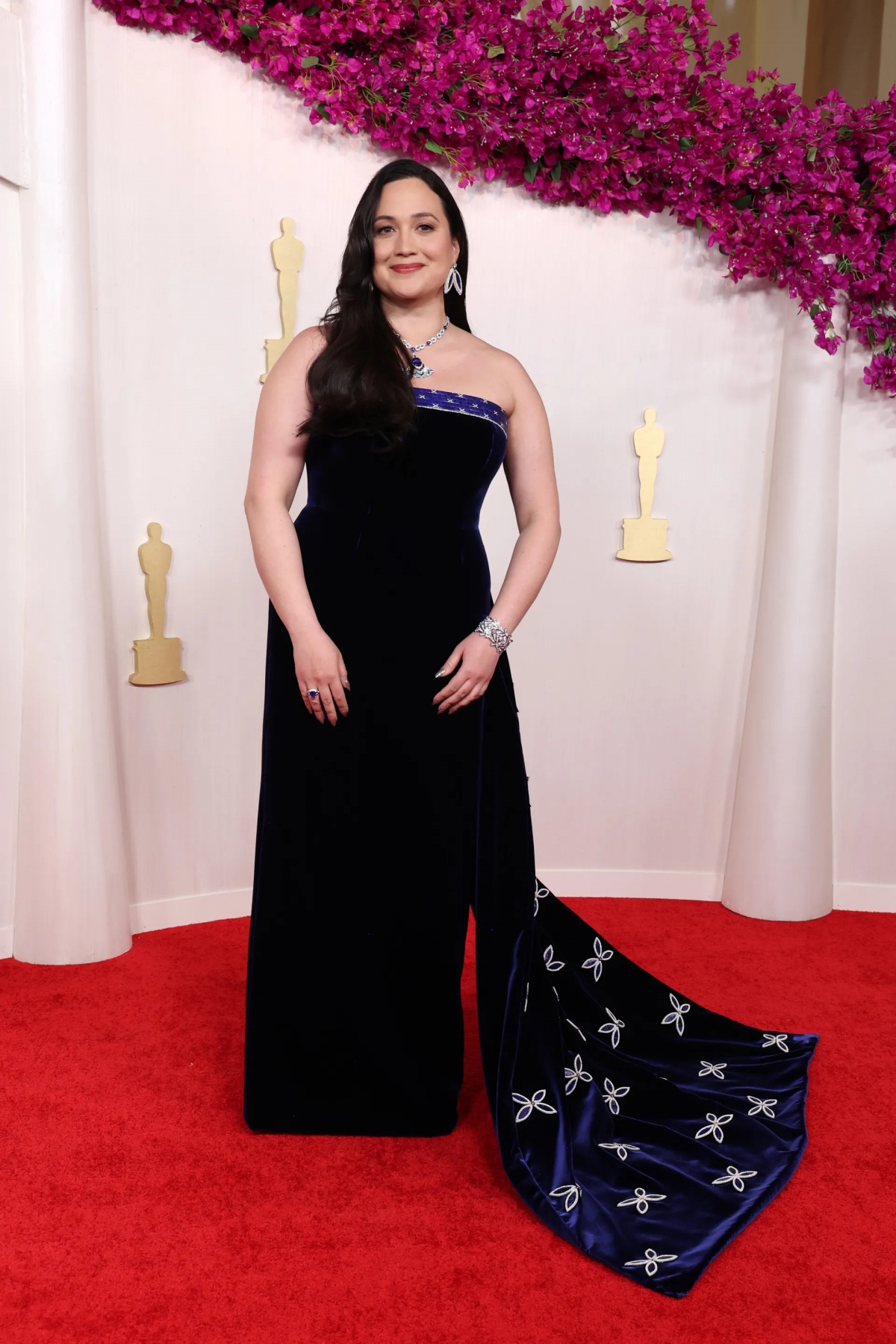 Lily Gladstone - ứng viên sáng giá tại Oscar năm nay diện đầm Gucci X Joe Big Mountain of Iron Horse Quillwork và trang sức Bulgari