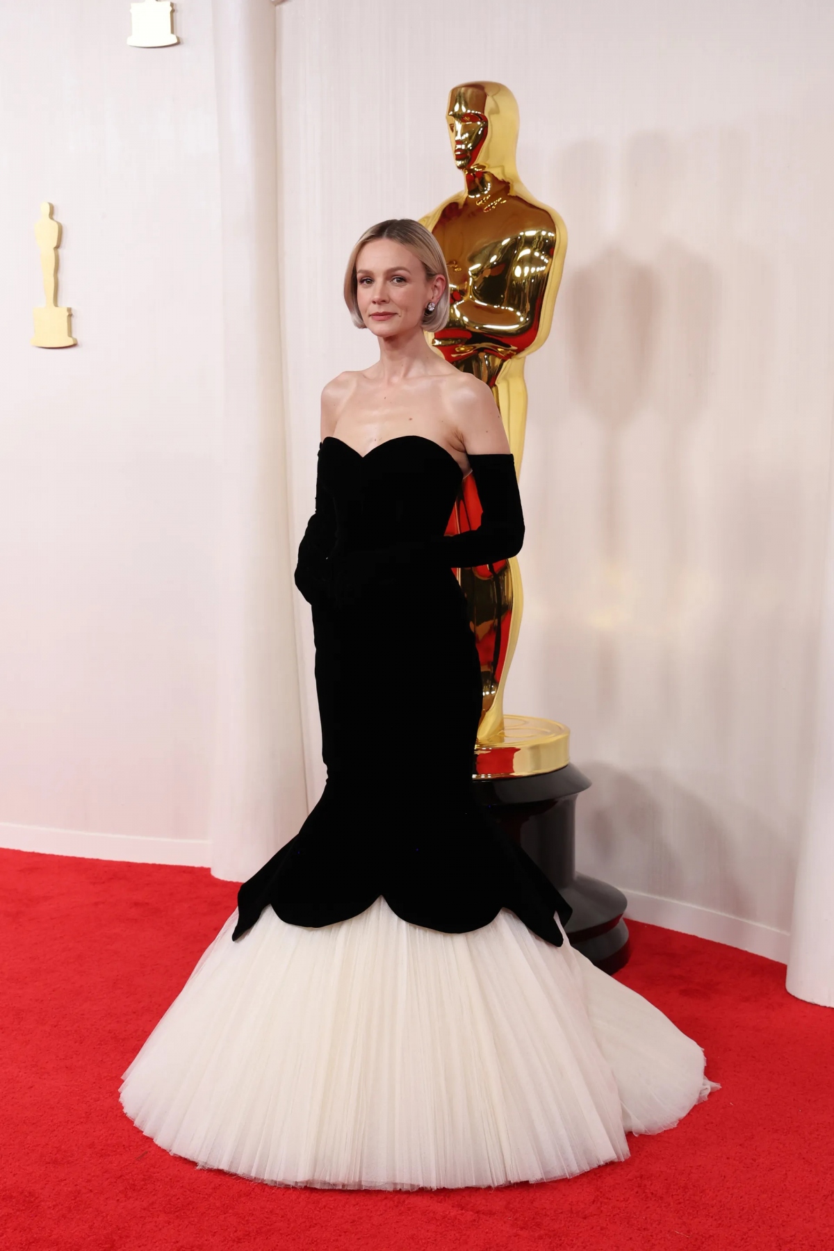Carey Mulligan cá tính với đầm đen trắng của Balenciaga
