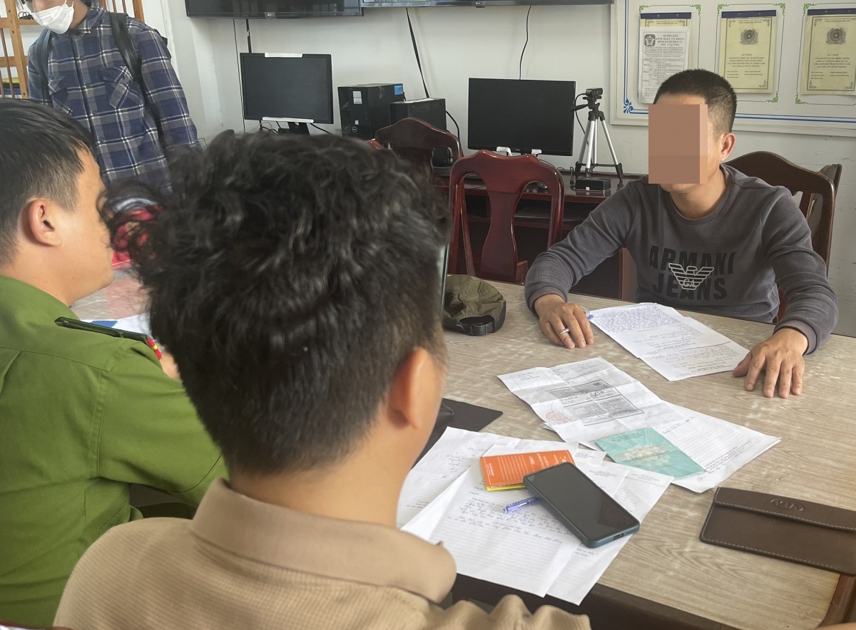 Công an làm việc với đối tượng (che mặt) giả danh tu sĩ để xin tiền.