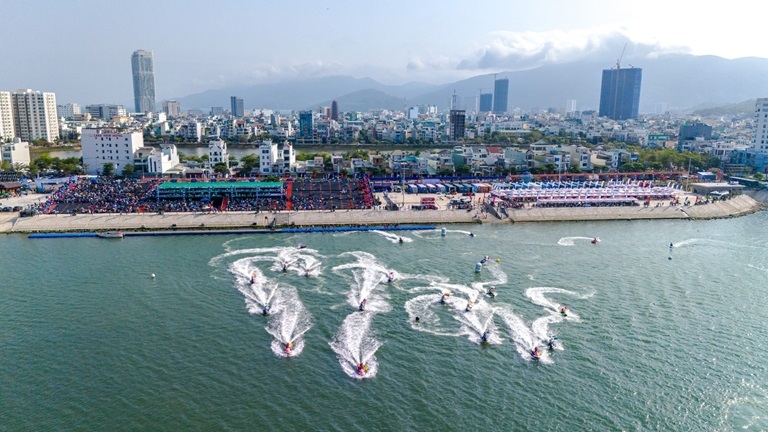 Giải đua mô tô nước thế giới diễn ra tại đầm Thị Nại, thành phố Quy Nhơn, tỉnh Bịnh Định. Ảnh: NGUYỄN GIA