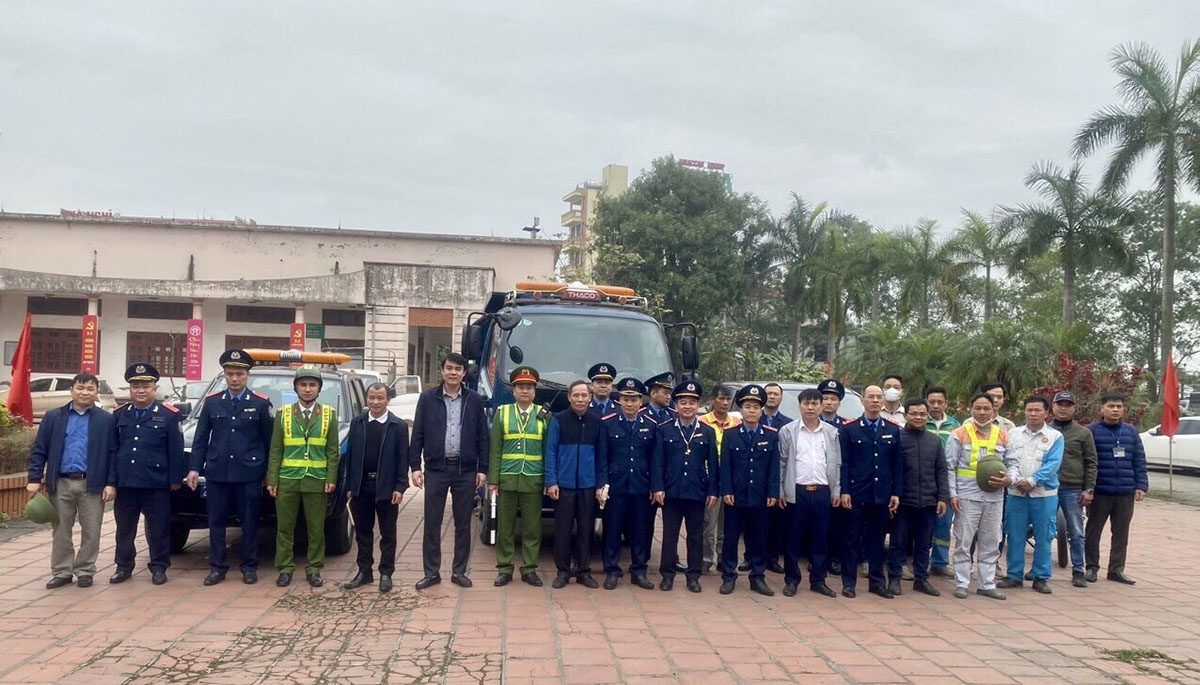 Theo đó, thực hiện chỉ đạo của Huyện uỷ- UBND, HĐND và lãnh đạo Thanh tra Sở Giao thông- Vận tải Hà Nội, theo kế hoạch dự kiến trong 4 ngày từ 11-14/3/2024. Đội Thanh tra GT-VT huyện Sóc Sơn chủ trì phối hợp với chính quyền địa phương và lực lượng chức năng giải toản trên địa bàn xã Thanh Xuân, Tân Dân các vi phạm về trật tự an toàn giao thông, mái che, mái vẩy, băng rôn, khẩu hiệu bục bệ.