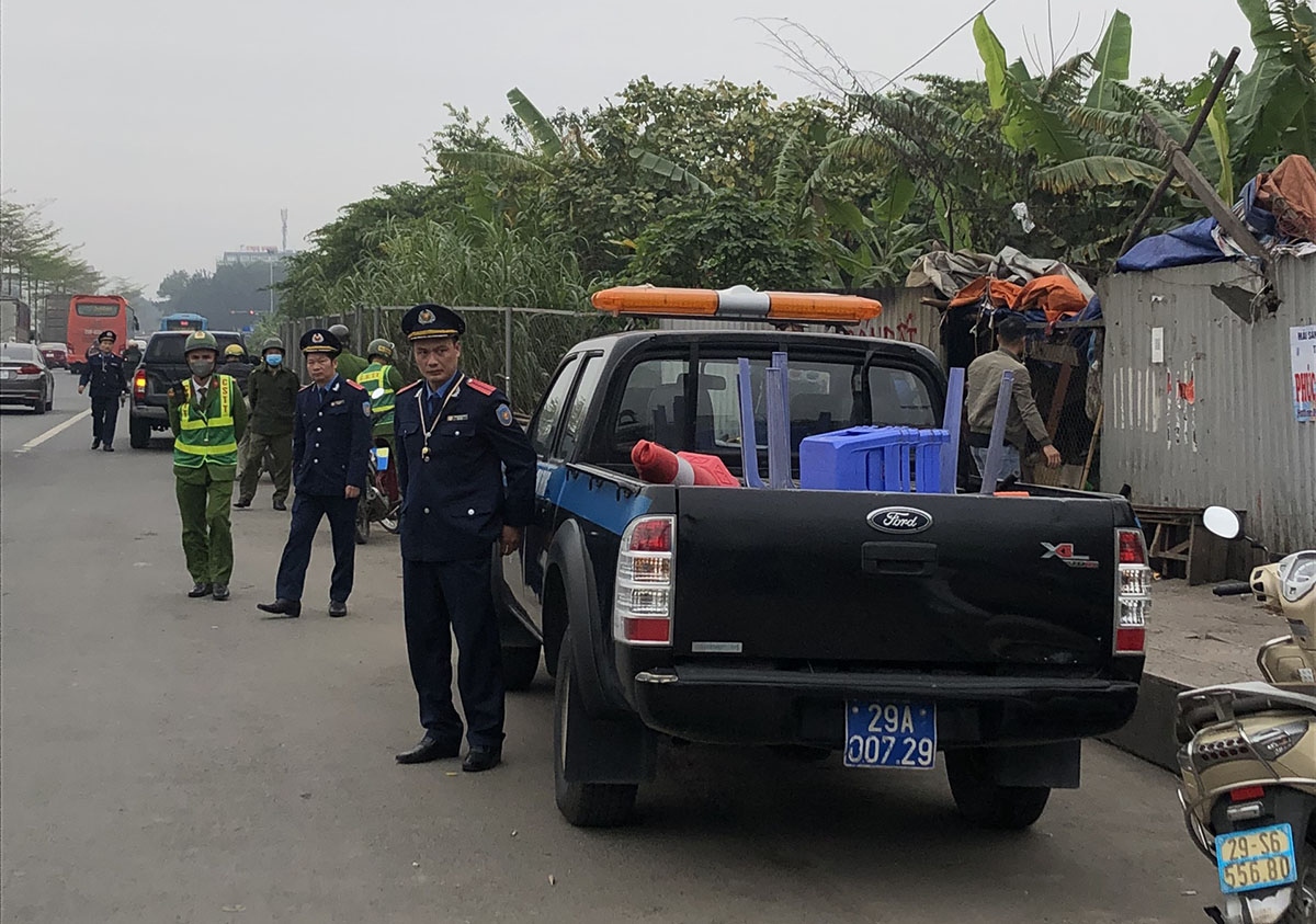 Theo ông Quách Hồng Sơn, Đội trưởng Đội Thanh tra GT-VT huyện Sóc Sơn, tuyến đường QL 2 và đường nối từ QL 2 với cao tốc Hà Nội- Lào Cai xảy ra tình trạng vi phạm hành chính lĩnh vực an toàn giao thông, trật tự đô thị, trật tự công, lòng đường, vỉa hè, hành lang an toàn giao thông. Cụ thể, tại xã Thanh Xuân có các các vi phạm về lấn chiếm lòng đường, phạm vi đất dành cho đường bộ, đất hành lang an toàn giao thông đường bộ, còn tại xã Tân Dân là tình trạng dựng biển quảng cáo vi phạm hành lang ATGT, dựng hàng rào mái che, mái vẩy, dựng đặt tượng đá, lư hương vi phạm hành lang ATGT.