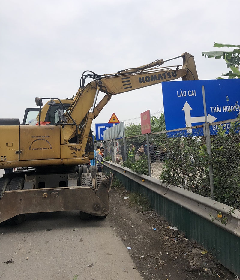 Máy cẩu, máy xúc tham gia giải toả