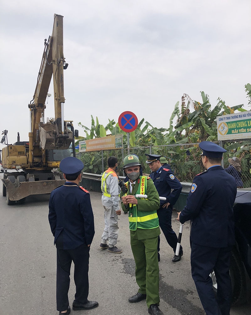 Ghi nhận của phóng viên, trong ngày 11/3 trên địa bàn xã Thanh Xuân lực lượng chức năng cùng các phương tiện xe cẩu, máy xúc, xe tải, xe nâng, máy hàn, máy cưa... thực hiện công tác giải toả vi phạm.