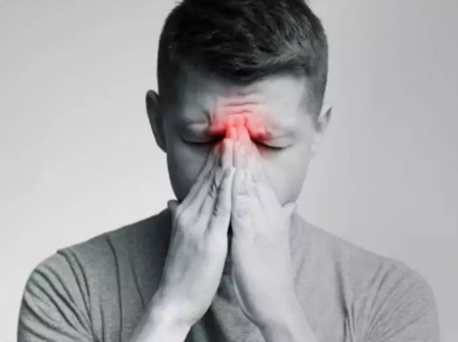 Biết cách quản lý căng thẳng: Căng thẳng mãn tính là tác nhân đáng kể gây ra chứng đau đầu do căng thẳng và chứng đau nửa đầu. Thực hiện các kỹ thuật giảm căng thẳng sẽ làm giảm các triệu chứng đau đầu một cách hiệu quả và ngăn ngừa chúng tái phát. Các bài tập như thở sâu, thiền, yoga và thư giãn cơ liên tục sẽ thúc đẩy thư giãn và giảm căng cơ, giảm bớt cảm giác khó chịu do đau đầu. Hoạt động thể chất thường xuyên, ngủ đủ giấc và thiết lập các ranh giới lành mạnh cũng giúp giảm thiểu mức độ căng thẳng, tăng cường khả năng phục hồi tổng thể trước các tác nhân gây đau đầu.