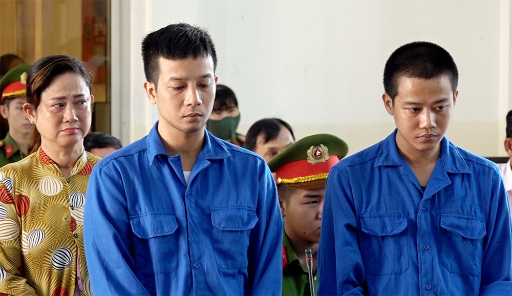 Hai bị cáo Phan Hoàng Vinh và Lê Hoàng Việt