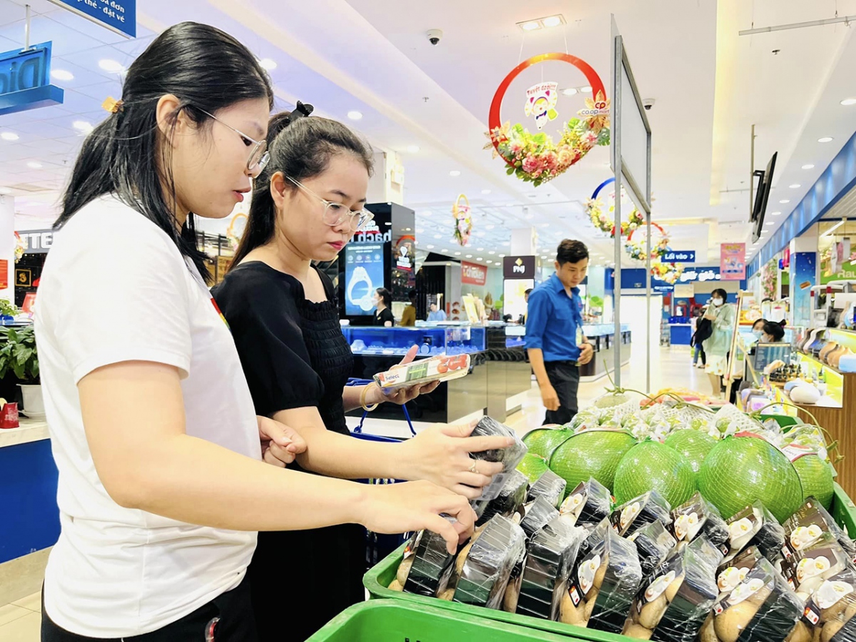 Hàng nhãn riêng Co.op thu hút khách hàng nhờ giá rẻ hơn từ 5%- 20% so với các mặt hàng dẫn đầu cùng loại