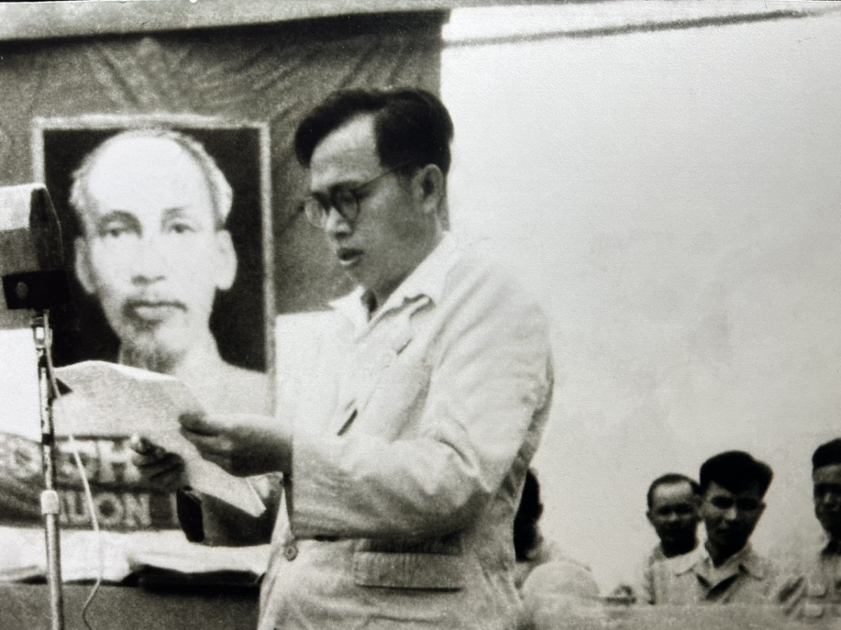 Sau Chiến thắng Điện Biên Phủ 1954, Hà Giang chỉ có duy nhất tuyến Quốc lộ 2 từ thị xã Hà Giang đi Tuyên Quang là xe cơ giới đi được. Còn lại là đường mòn đi bộ, đường ngựa thồ. Đầu năm 1959, Chính phủ quyết định làm con đường Hạnh Phúc (Quốc lộ 4C) để người dân vùng cao phía sau Cổng trời có đường đi lại, sản xuất làm ăn. Trong ảnh: Chủ tịch Ủy ban Hành chính Hà Giang Dương Mạc Thạch phát biểu tại lễ khởi công mở đường Hạnh Phúc từ cầu Gạc Đì đi lên cao nguyên đá Đồng Văn 10/9/1959.