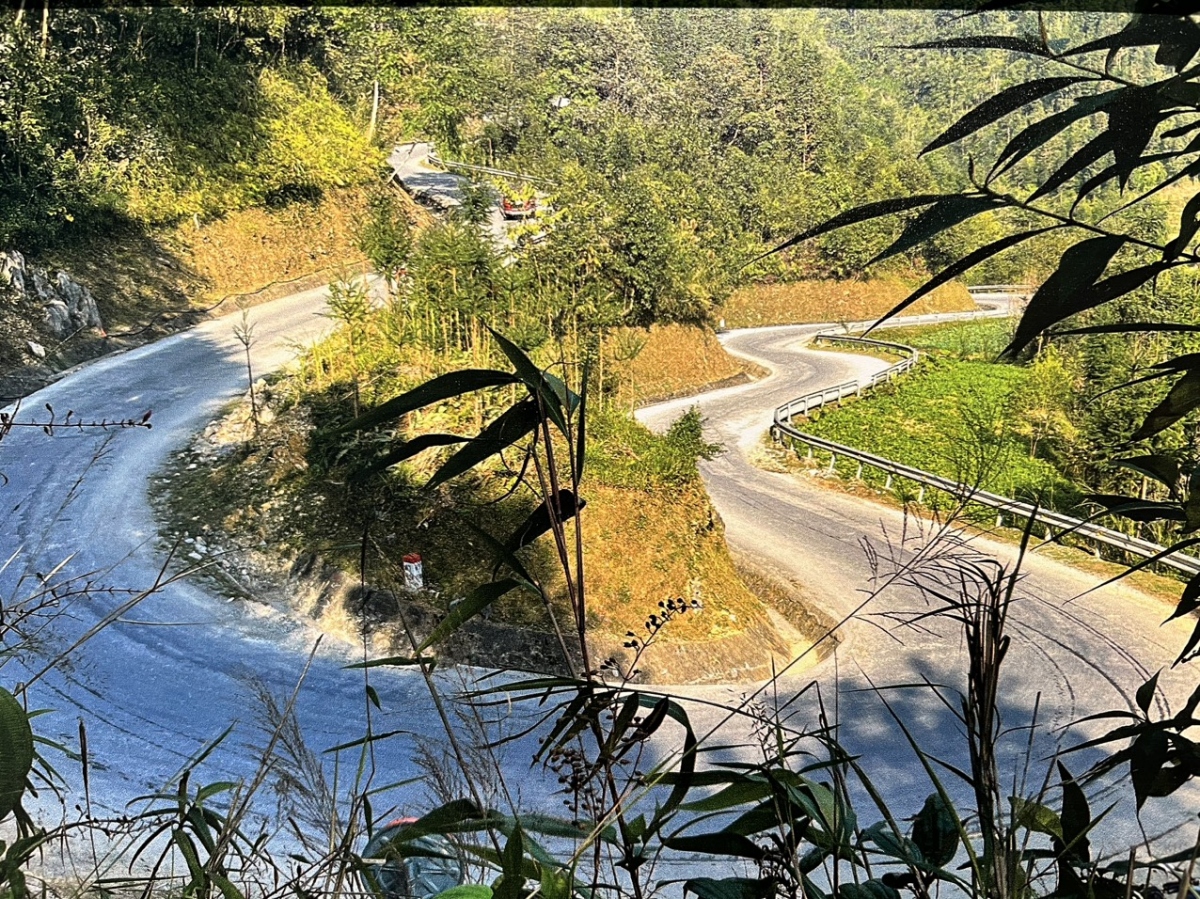 Ngày 20/3/1965, con đường đã hoàn thành. Điểm đầu con đường từ phường Quang Trung, thành phố Hà Giang và kết thúc ở thị trấn Mèo Vạc với chiều dài 185km. Gọi là "con đường Hạnh Phúc" bởi nó đã mang lại cơm no áo ấm cho đồng bào 4 huyện rẻo cao của Hà Giang. Hạnh phúc là bởi quá trình làm đường quá gian khổ nên khi hoàn thành con đường này, hạnh phúc trào dâng trong lòng các thanh niên xung phong và hạnh phúc nữa, đó là hạnh phúc lứa đôi. Trong ảnh: Khúc cua uốn lượn trên đường đi Đồng Văn, còn được gọi là dốc 9 khoanh. 
