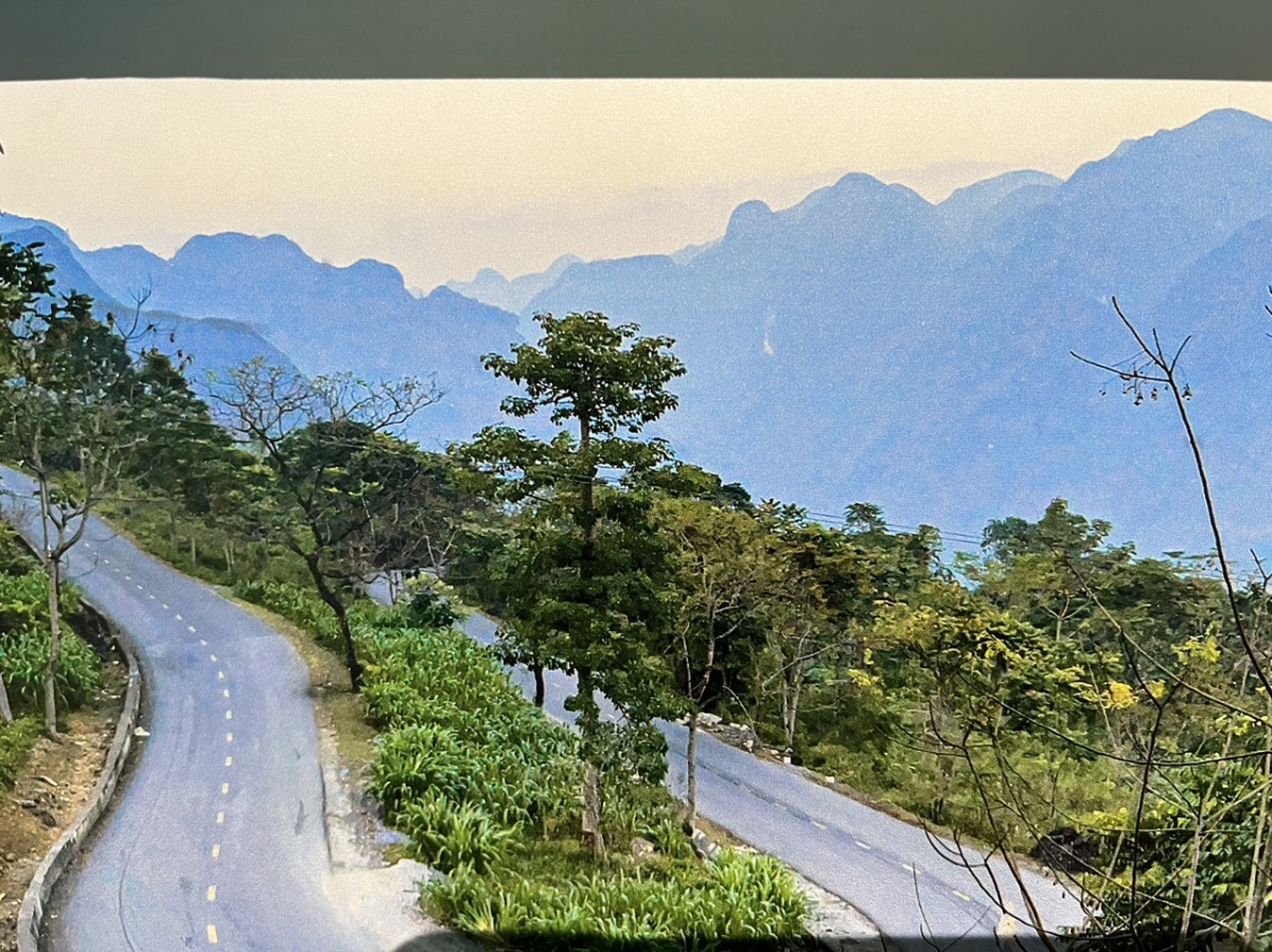 Con đường Hạnh Phúc Hà Giang là cung đường đặc biệt, thiết kế đường ngoằn ngoèo, một bên vách núi dựng đứng, một bên vực thẳm hun hút, trở thành một cung đường huyền thoại, hấp dẫn khách du lịch khắp trong nước và thế giới. Trong ảnh: Đường Hạnh Phúc, đoạn qua dốc Cốc Mạ, xã Quản Bạ. 