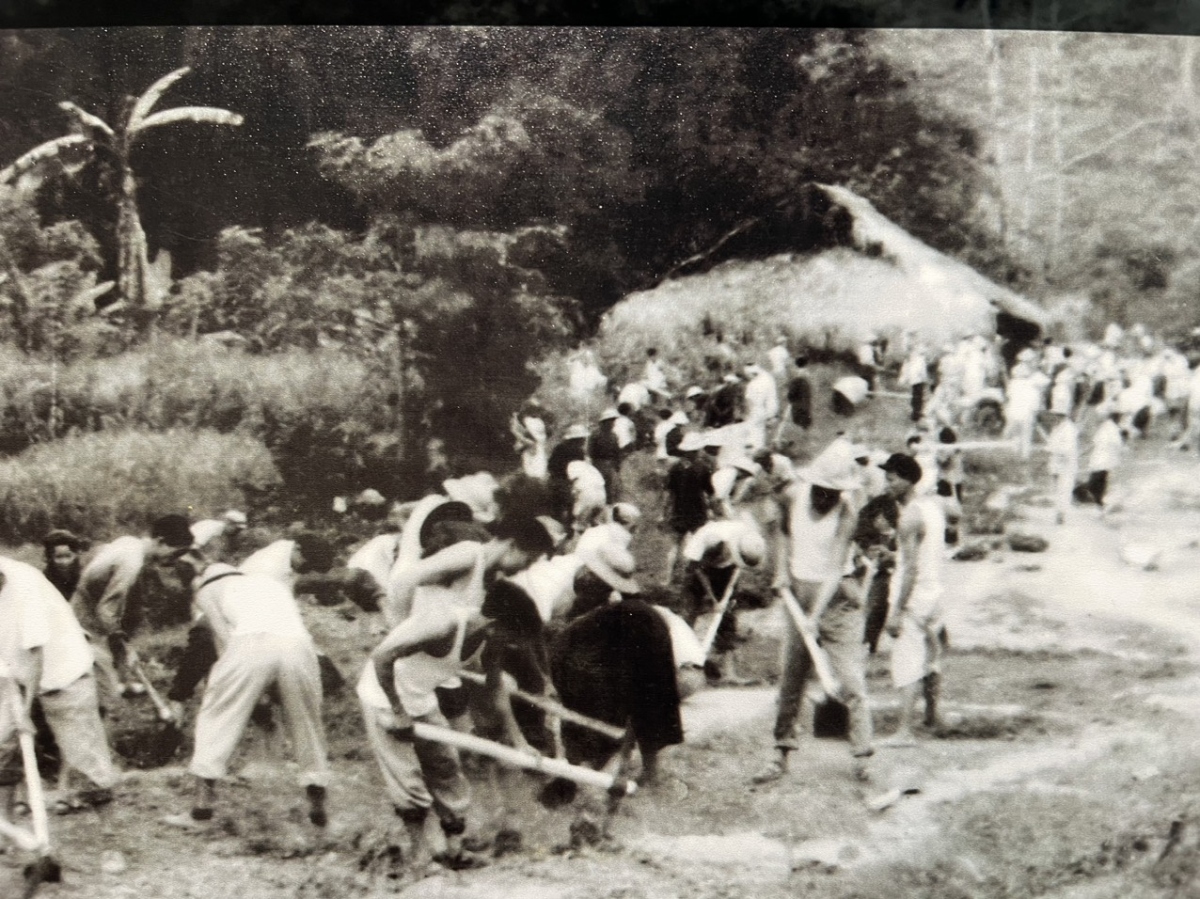 Hơn 1000 thanh niên xung phong cùng 1200 dân công đến từ các tỉnh Cao - Bắc- Lạng- Hà- Tuyên- Thái, Nam Định, Hải Dương đã bỏ ra hơn 2 triệu ngày công để hoàn thành con đường. Trong ảnh: Thanh niên xung phong mở đường, đoạn Hà Giang- Quản Bạ,1959. 