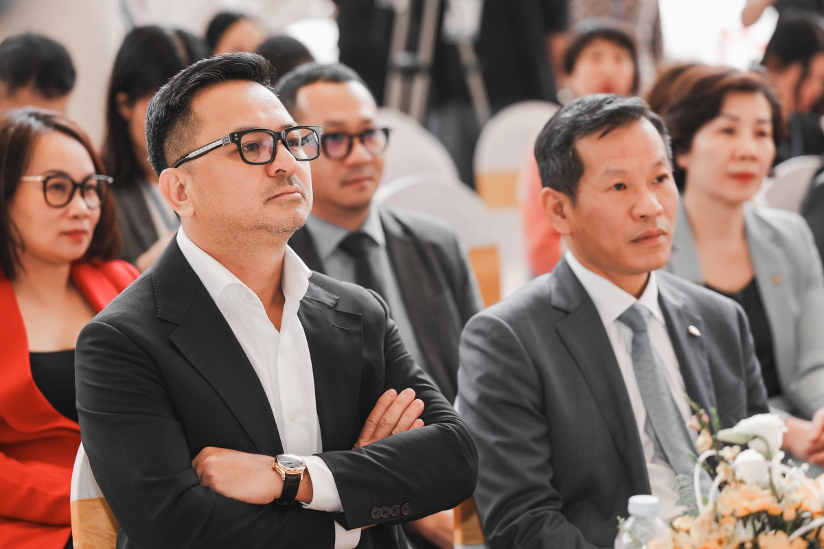 Ông Nguyễn Thùy Dương - Giám đốc sản xuất chương trình (trái)