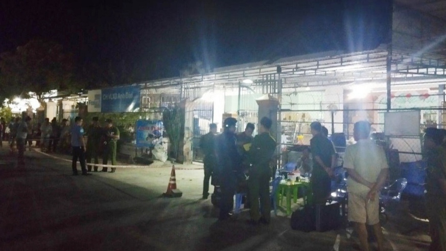 Lực lượng chức năng khám nghiệm hiện trường ngay trong đêm. Ảnh: B.H