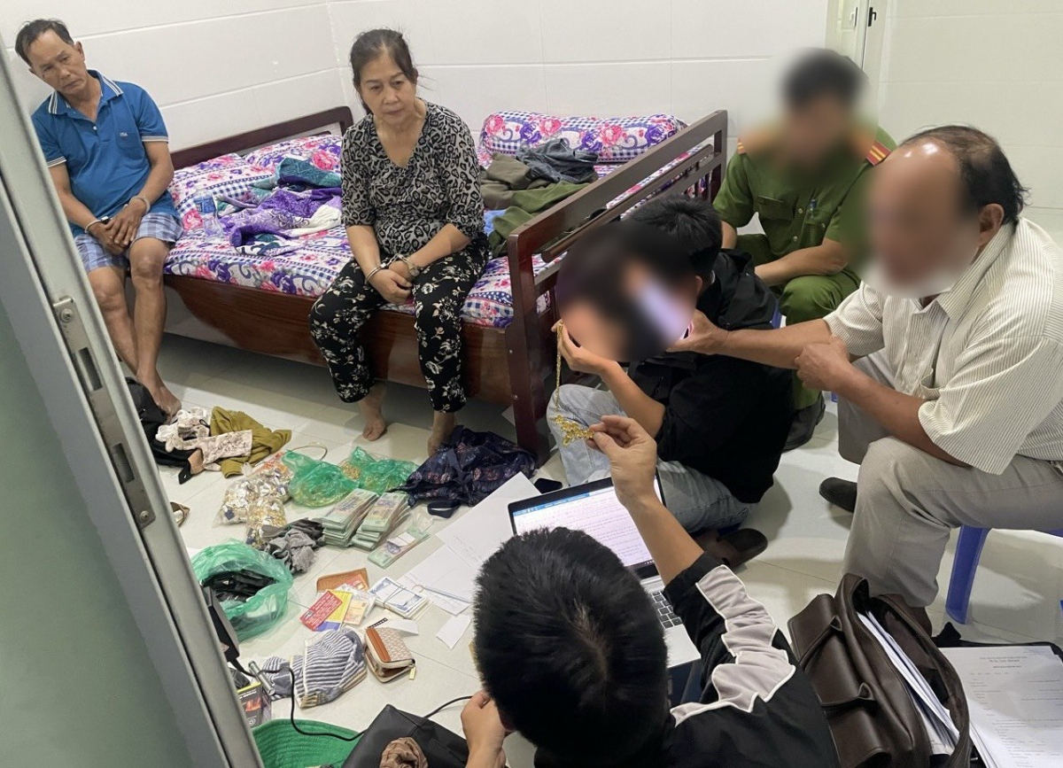 Cơ quan Công an thu giữ tài sản với tổng giá trị khoảng gần 4 tỷ đồng gồm: 580 triệu đồng tiền mặt, 4 túi chứa vàng có trọng lượng 3,5kg cùng nhiều công cụ, phương tiện gây án. (Ảnh: Công an Đắk Nông cung cấp)