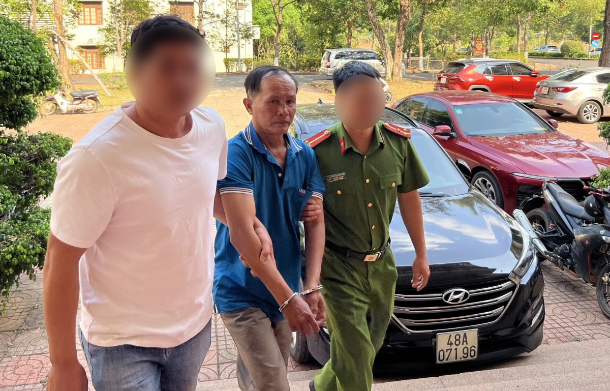 Ngay sau đó đối tượng đã được di lí về Công an tỉnh Đắk Nông phục vụ công tác điều tra. (Ảnh: Công an Đắk Nông cung cấp)