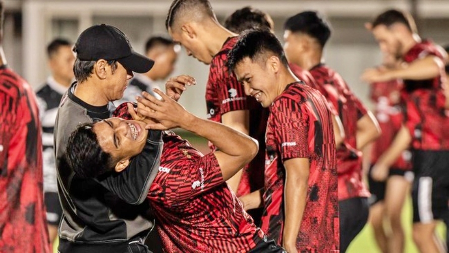 HLV Shin Tae Yong chỉnh đốn cậu học trò Ramadhan Sananta trong buổi tập luyện đầu tiên của ĐT Indonesia (Ảnh: ANTARA/BAYU PRATAMAS)