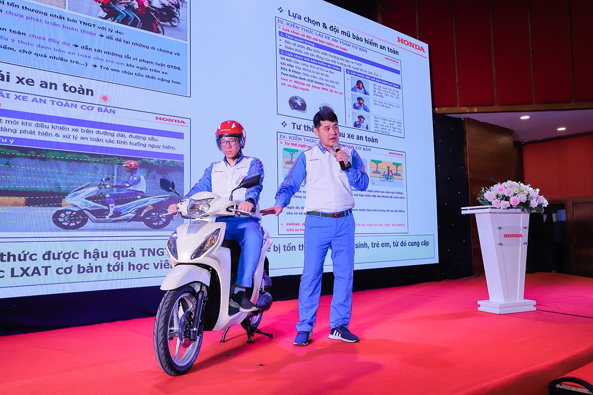 Honda Việt Nam hướng dẫn tư thế lái xe an toàn