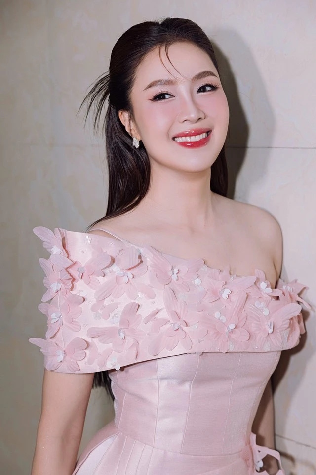 Trở lại màn ảnh nhỏ với vai nữ chính trong 'Trạm cứu hộ trái tim', nữ chính của nhiều phim giờ vàng ăn khách, diễn viên Hồng Diễm chia sẻ: "Thực ra sau mỗi phim tôi tự cho bản thân nghỉ một thời gian để hồi phục lại sau một vai diễn vì những dự án tôi đóng khá dài hơi từ 6 đến 8 tháng, có khi quay một năm mới xong một bộ phim, cũng như làm mới bản thân, cảm xúc của mình. Thật ra cũng không có lý do gì sâu xa đâu, chỉ là tôi muốn dành thời gian cho gia đình thôi". (Nguồn: Thanh niên)
