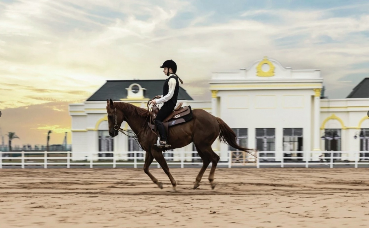 The school offers training courses at different levels from amateur to professional. Notably, it equips trainees with skills needed to become a jockey. Photographed is a corner of a plain terrain area for horse riding.