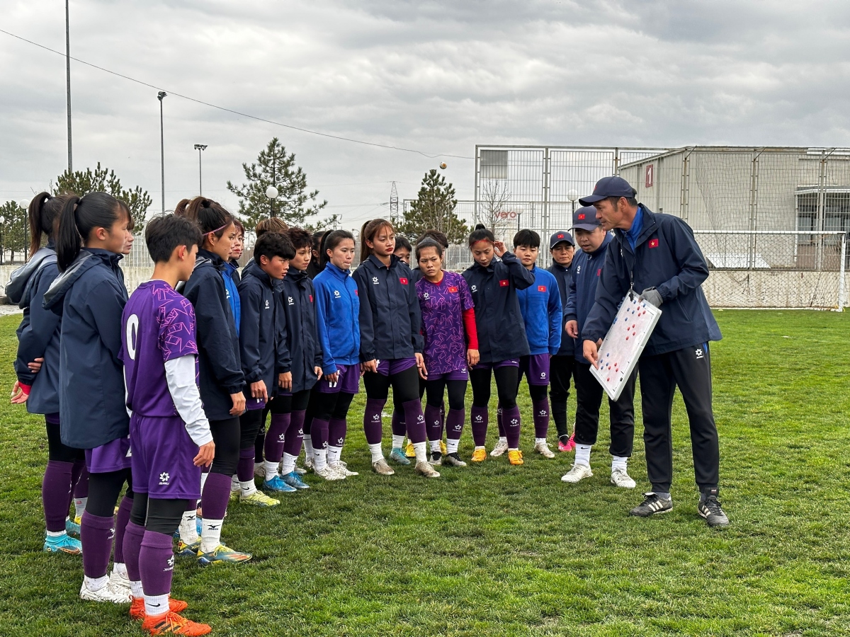 U20 nữ Việt Nam chuẩn bị chiến thuật cho trận gặp U20 nữ Trung Quốc. (Ảnh: VFF)