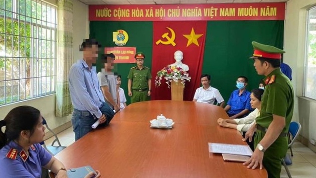 Tống đạt quyết định khởi tố, bắt tạm giam Giám đốc và Phó Giám đốc Trung tâm đăng kiểm xe cơ giới 76-02D