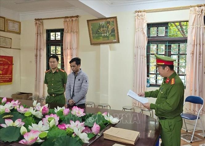 Lực lượng chức năng khởi tối bị can Dương Ngọc Duy về hành vi sản xuất giống lúa giả.