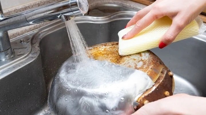 Hãy tham khảo các cách làm sạch đáy nồi inox bị cháy đen (Ảnh: Shutterstock)