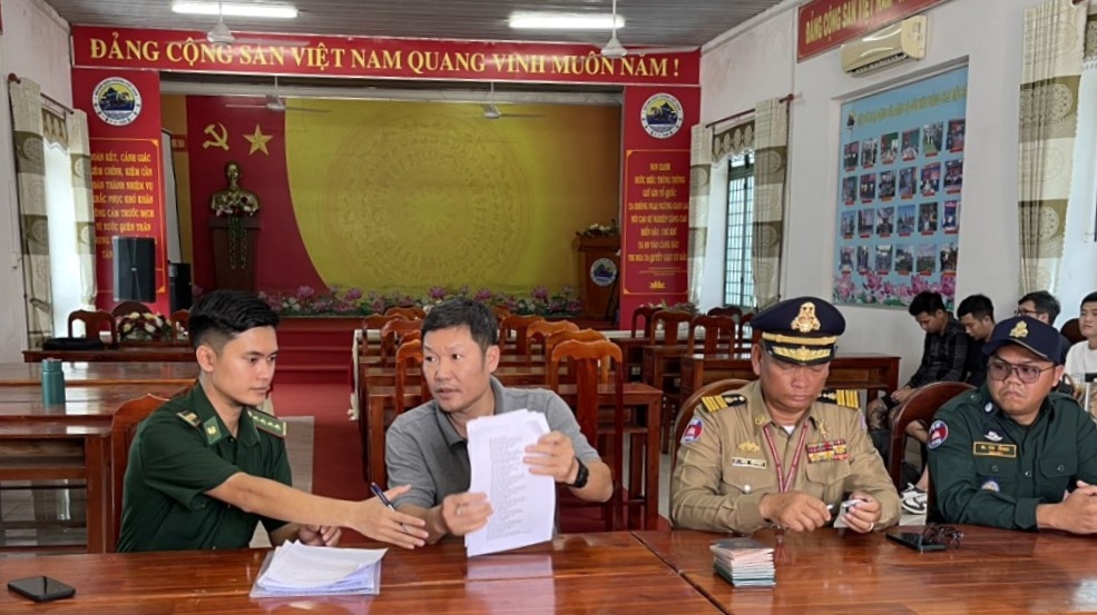 Các bên làm thủ tục trao nhận người (ảnh L.Q)