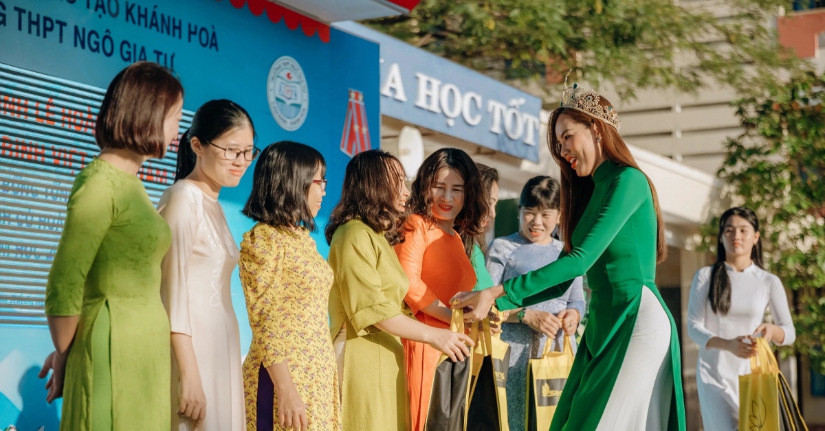 Trước thềm ngày Quốc tế Phụ nữ 8/3, Hoa hậu Lê Hoàng Phương ghi điểm với cộng đồng yêu nhan sắc khi cô chuẩn bị 60 phần quà dành tặng cho các cô giáo của trường THPT Ngô Gia Tự tại Cam Ranh, tỉnh Khánh Hòa. Người đẹp sinh năm 1995 cho biết, cô mong muốn tri ân các cô giáo tại ngôi trường cũ trong dịp 8/3 năm nay. Ngoài ra, mỹ nhân gốc Khánh Hòa còn dành tặng 50 suất học bổng và phần quà phục vụ cho việc học tập của các học sinh có hoàn cảnh khó khăn. "Số tiền học bổng được tôi trích ra từ phần tiền thưởng của mình khi đoạt danh hiệu Á hậu 4 Hoa hậu Hoà bình Quốc tế 2023", Hoa hậu Lê Hoàng Phương chia sẻ. (Nguồn: Dân Việt)