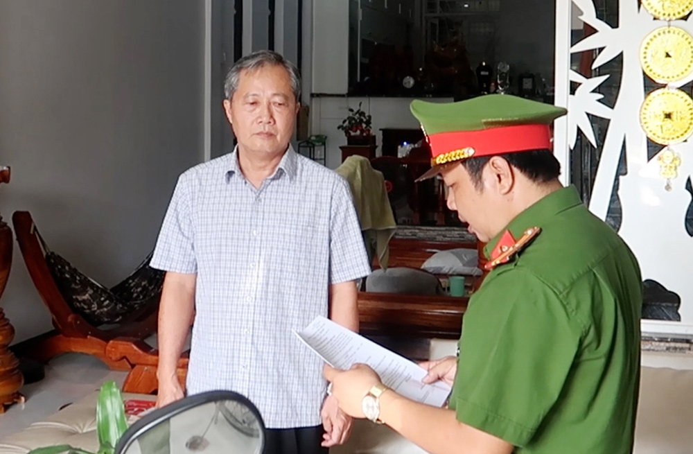 Lực lượng chức năng tống đạt các Quyết định khởi tố, Lệnh bắt tạm giam và Lệnh khám xét nơi ở và nơi làm việc đối với bị can Huỳnh Lê Phong.
