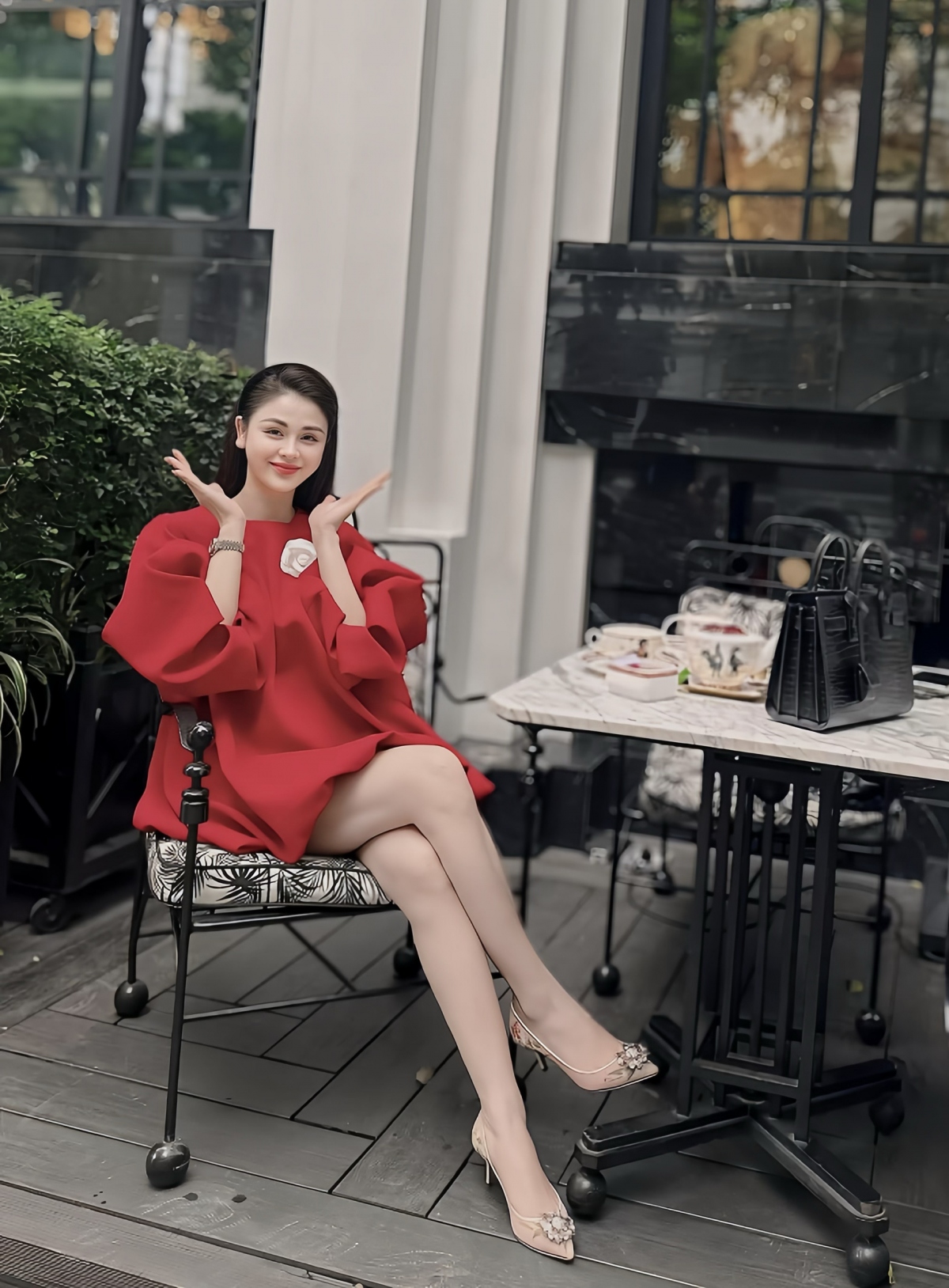 Hình ảnh gợi cảm ngoài đời của bà mẹ 1 con vừa được chính Lương Thu Trang đăng tải. Cô được nhận xét xinh đẹp và cuốn hút hơn nhiều vai An Nhiên trên phim.