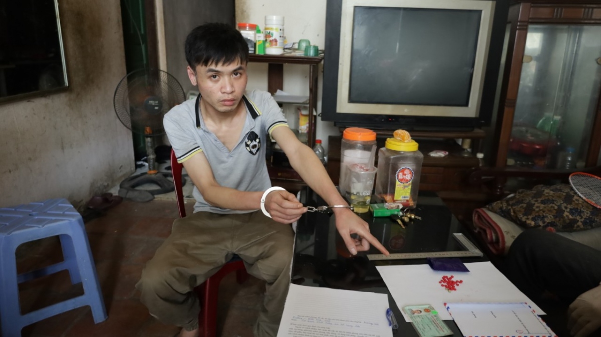 Đối tượng Nguyễn Quốc Chương và tang vật thu giữ trong quá trình khám xét tại chỗ ở của đối tượng.