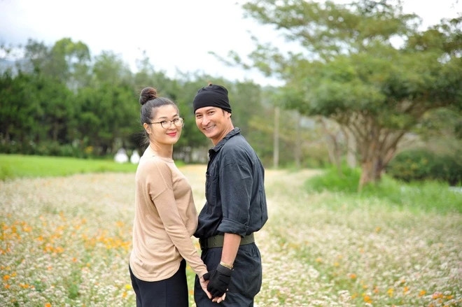 Huy Khánh nói anh không ly hôn Mạc Anh Thư. Nam diễn viên bất ngờ trước thông tin anh và vợ chia tay lan truyền trên mạng xã hội. "Thời gian qua, vợ tôi đưa con gái du học Phần Lan. Con tôi còn nhỏ, chưa tự lo được nên vợ phải ở lại. Khi nào việc học của con ổn định, vợ tôi sẽ về lại Việt Nam", Huy Khánh nói.
Diễn viên Lật mặt 6: Tấm vé định mệnh cho biết Mạc Anh Thư sắp xếp thời gian về Việt Nam vào dịp hè. Do lệch múi giờ, vợ chồng anh sắp xếp thời gian nói chuyện, thường là vào đêm muộn ở Việt Nam, để tiện múi giờ ban ngày của Anh Thư tại Phần Lan.(Nguồn: Tiền Phong)