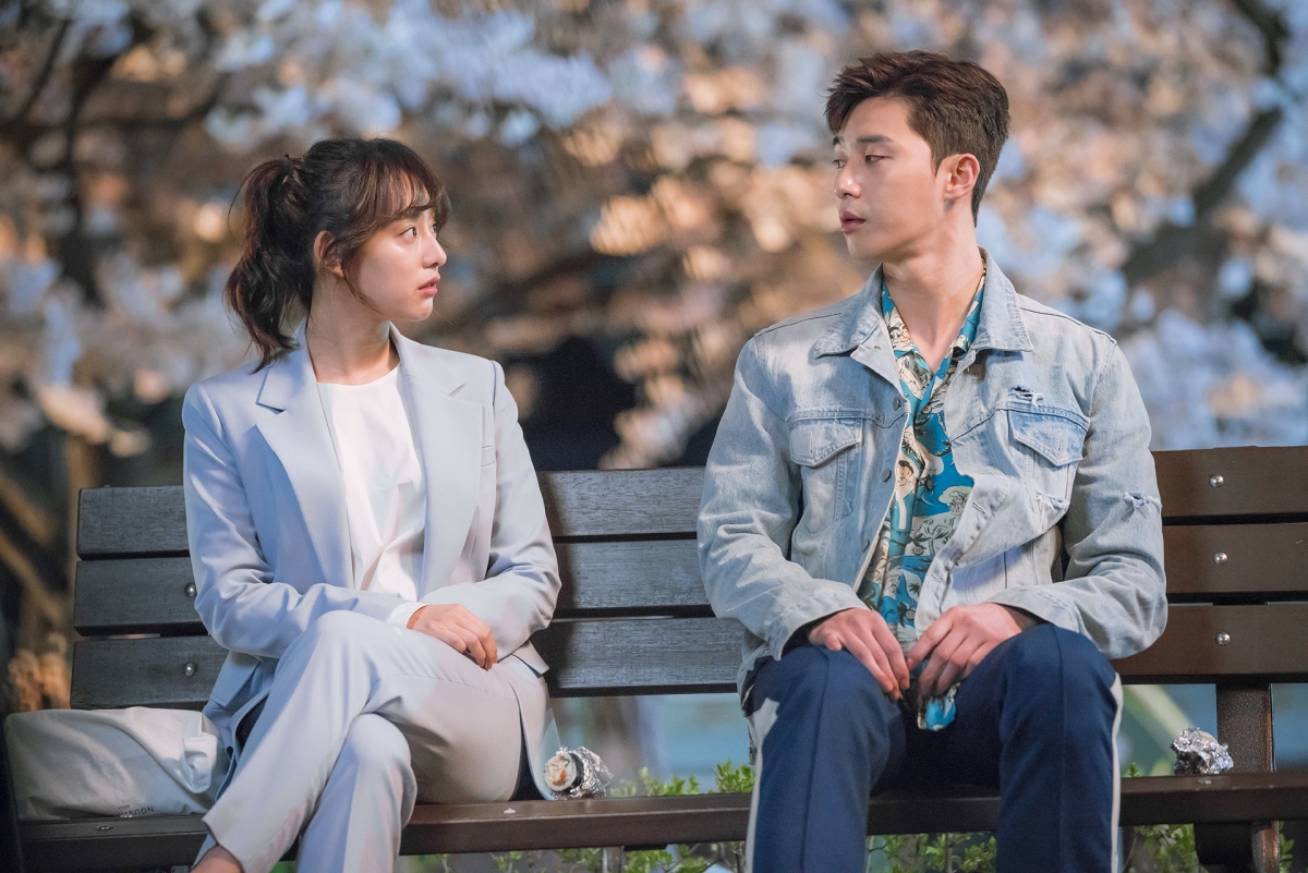 Tuy không quen biết nhau từ trước nhưng Park Seo Joon và Kim Ji Won khá ăn ý khi diễn xuất, tương tác mượt mà và tạo “phản ứng hóa học” tốt khiến dân tình không ngừng đẩy thuyền.
