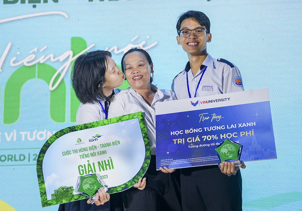 Đội Mầm Chồi Lá (THPT chuyên Lương Văn Chánh, Phú Yên) chia sẻ niềm vui với cô giáo chủ nhiệm Vũ Mai Vy khi được trao giải Nhì ở bảng tiếng Việt cuộc thi Tiếng nói Xanh