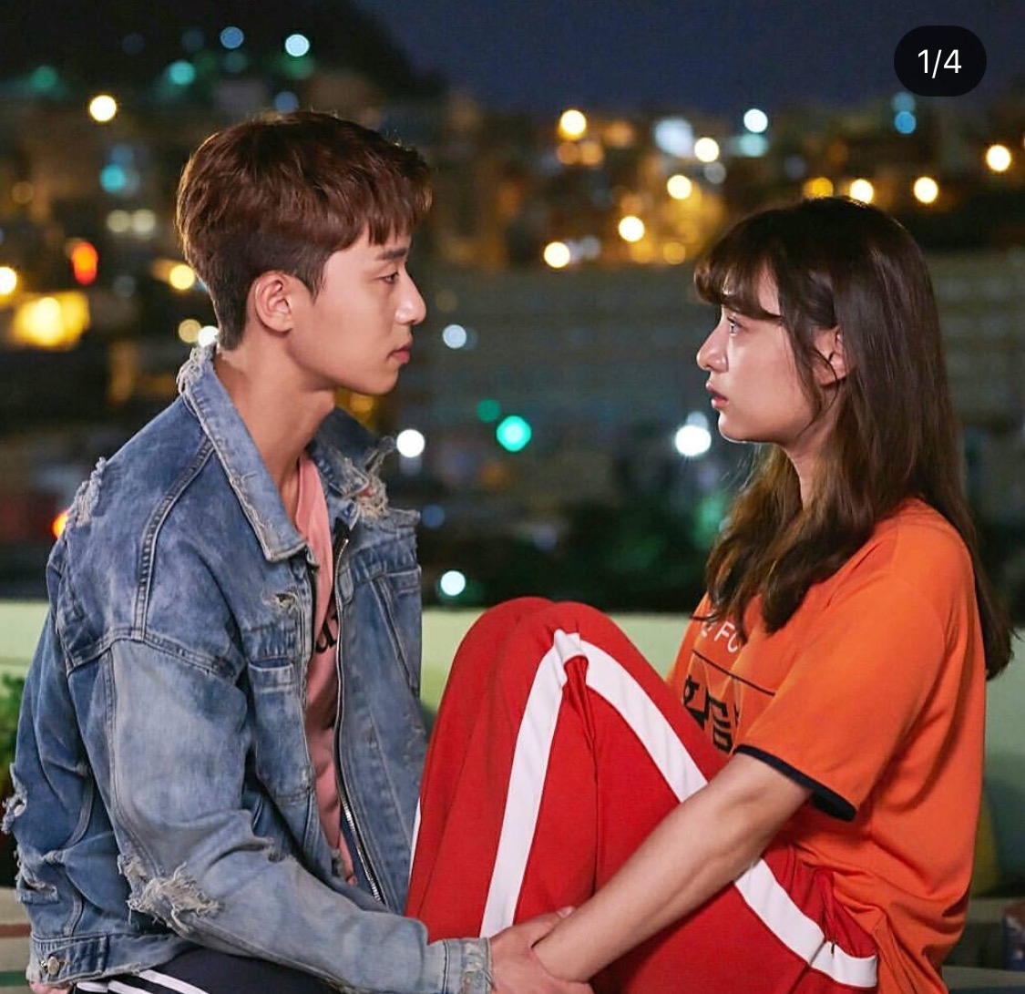 Trong “Fight for My Way”, Kim Ji Won đóng cặp cùng Park Seo Joon. Vào vai một cặp đôi từ bạn thân 20 năm thành người yêu cực ngọt ngào và dễ thương, Park Seo Joon và Kim Ji Won đã trở thành cặp đôi thanh xuân trong lòng bao khán giả.