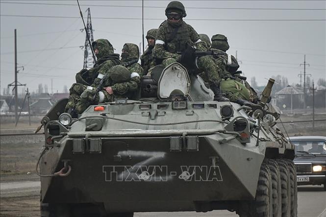 Binh sĩ Nga di chuyển hướng về Ukraine trên tuyến đường gần Armiansk, Bán đảo Crimea, ngày 26/2/2022. Ảnh: EPA-EFE/TTXVN