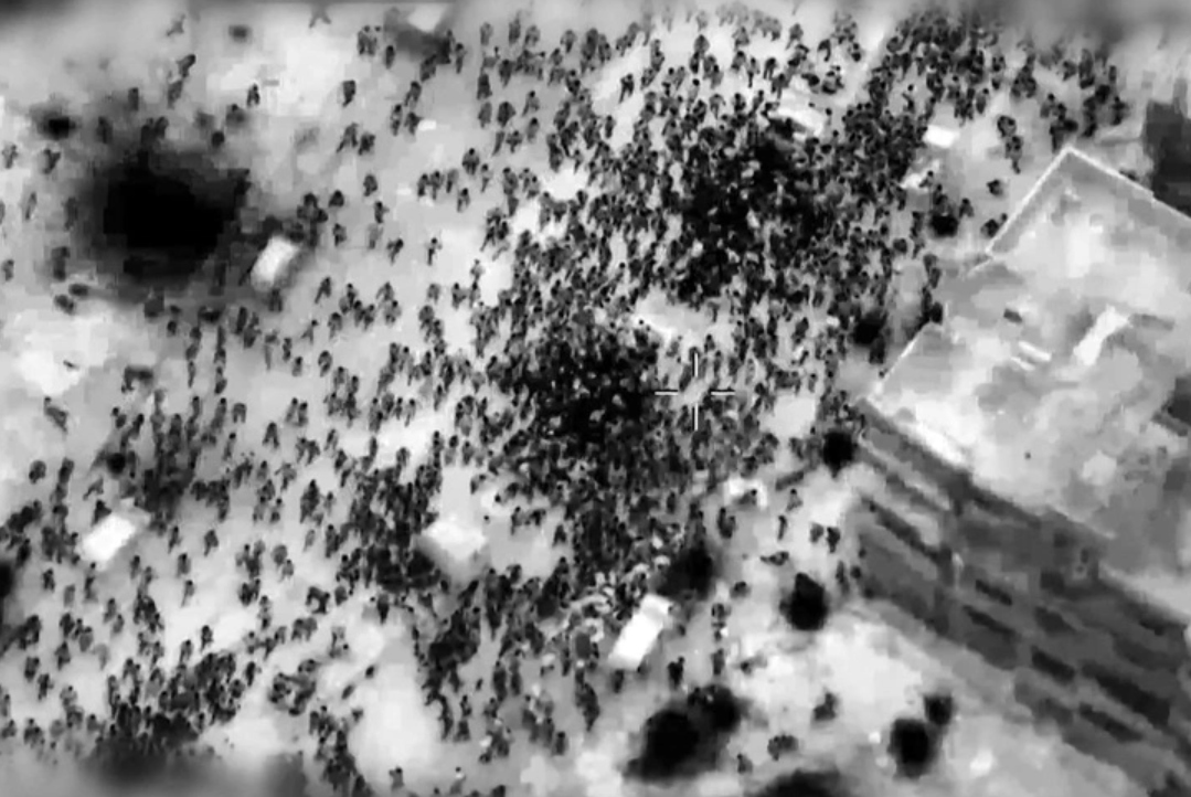 Hình ảnh trích từ video do quân đội Israel công bố, cho thấy người dân Palestine tập trung rất đông xung quanh xe tải viện trợ ở thành phố Gaza hôm 29/2. Ảnh: AFP