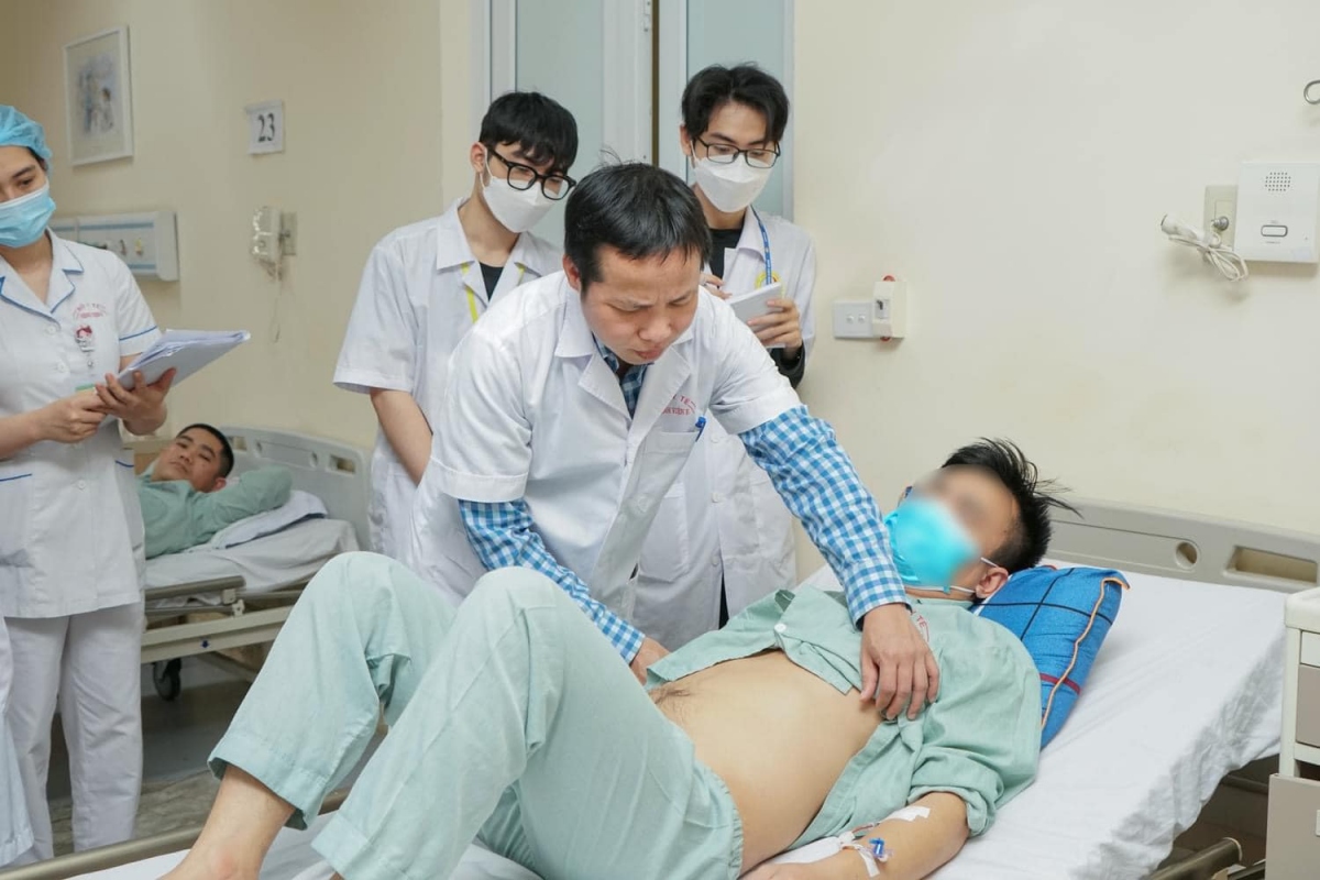 Người đàn ông có 4 quả thận đang điều trị tại Bệnh viện E (Ảnh Bệnh viện cung cấp)